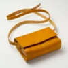 torebka-nr1-habaz-musztardowa-produktowe-całość-zamknięta Skórzana torebka musztardowa Habaż (Model 1) z paskiem na ramię na białym tle.