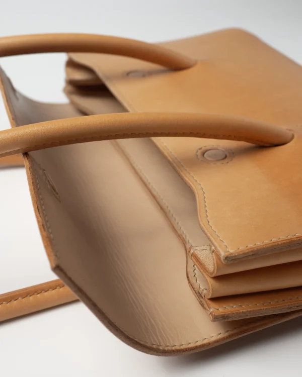 torebka-nr2-habaz-naturalna-detal-otwarcie-uchwyty Zbliżenie na otwarcie naturalnej torby Habaż z widocznym wykończeniem wnętrza i zaokrąglonymi bokami.