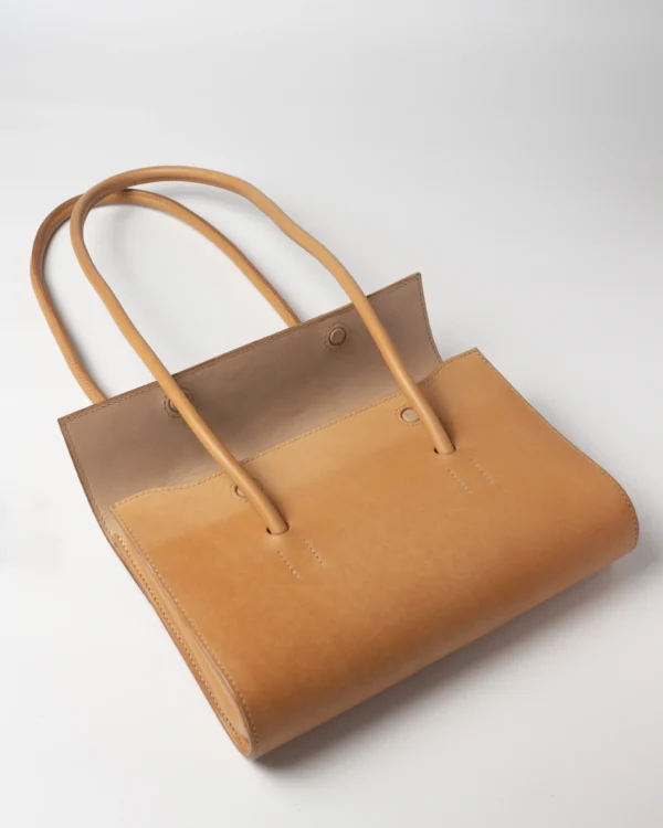 torebka-nr2-habaz-naturalna-produktowe-otwarta-widok-z-góry Naturalna torebka Habaż z lekko rozchylonym otworem, widok z góry na wnętrze i uchwyty.