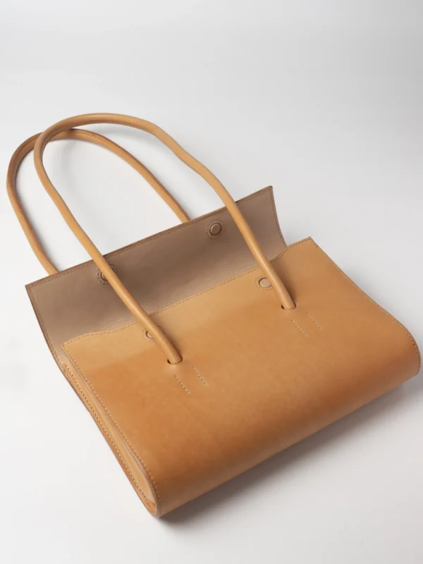 Naturalna torebka Habaż z lekko rozchylonym otworem, widok z góry na wnętrze i uchwyty.