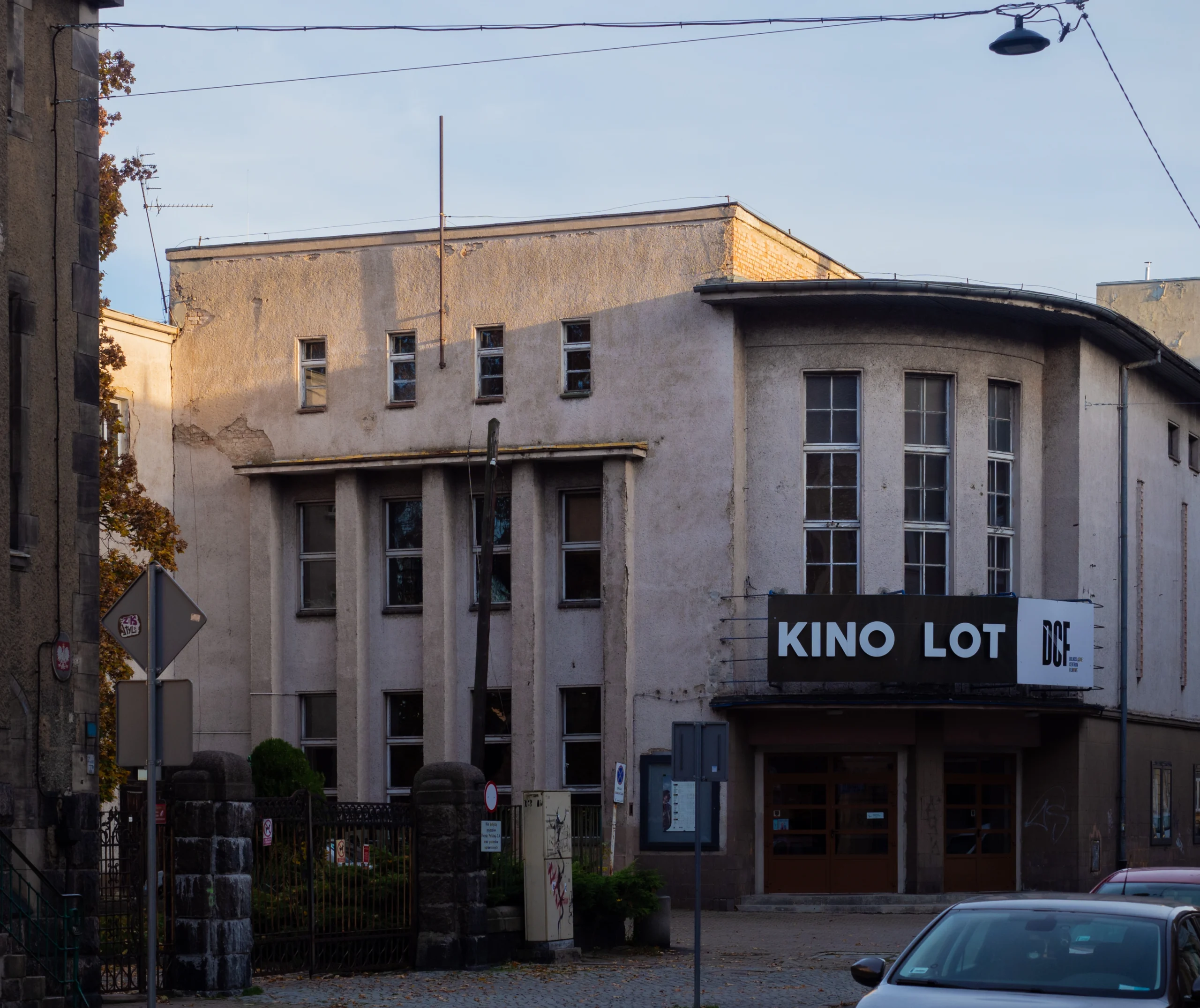 zdjęcie przedstawiajaće kino lot w jeleniej górze