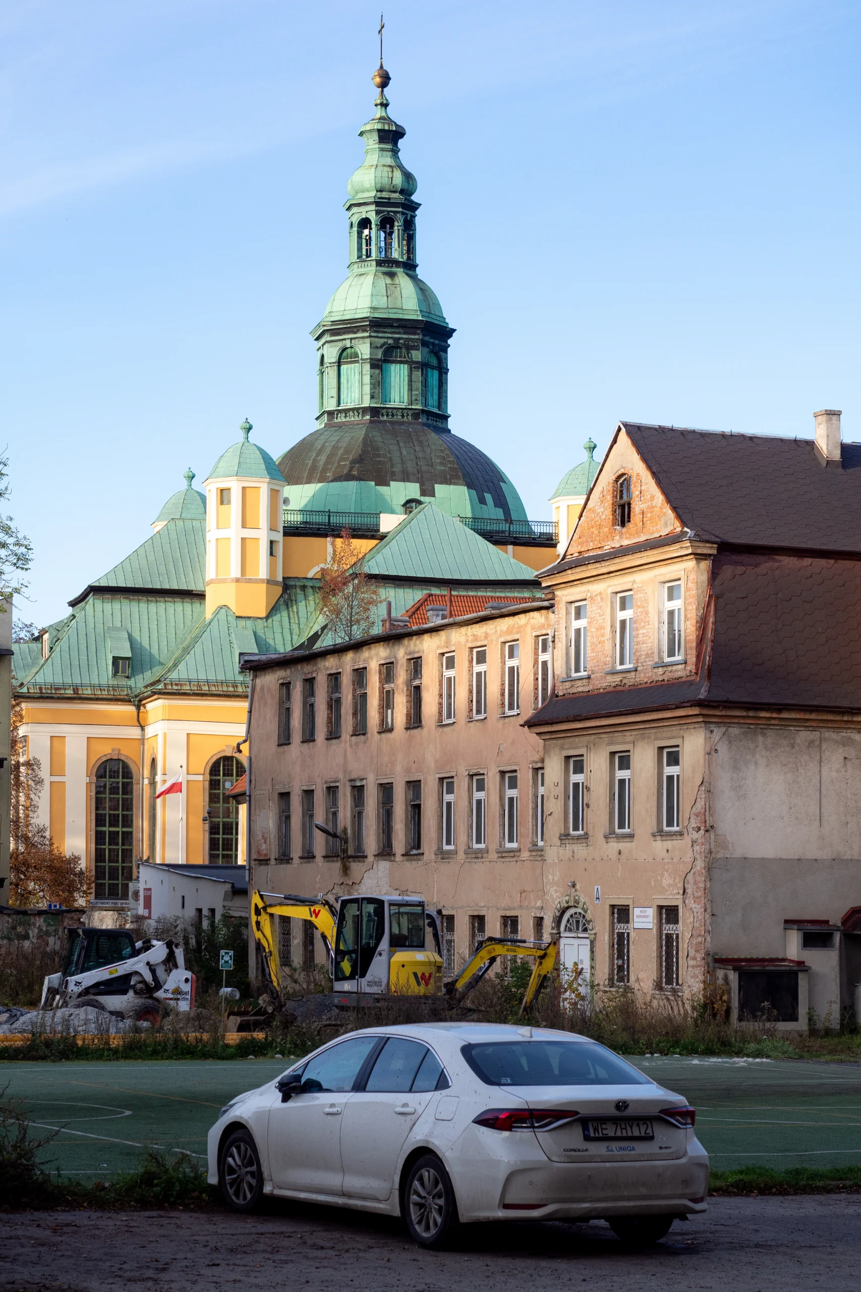 Zdjęcie kościóła łaski carskiej w jeleniej górze z perspektywy podwórek