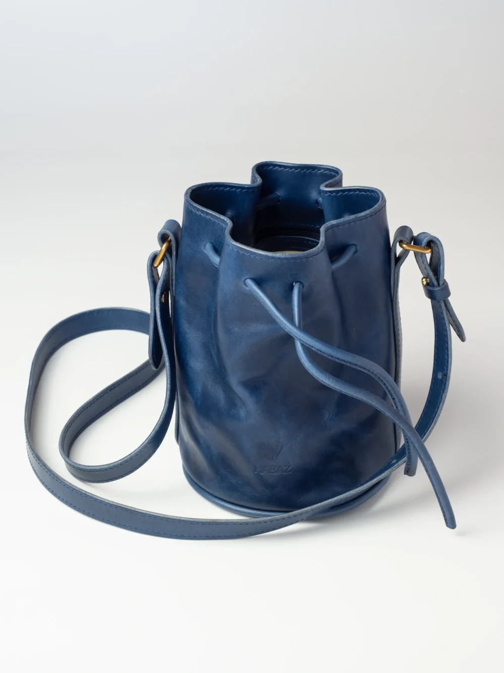 Otwarta chabrowa torebka-worek Habaż z widocznym wykończeniem brzegów.