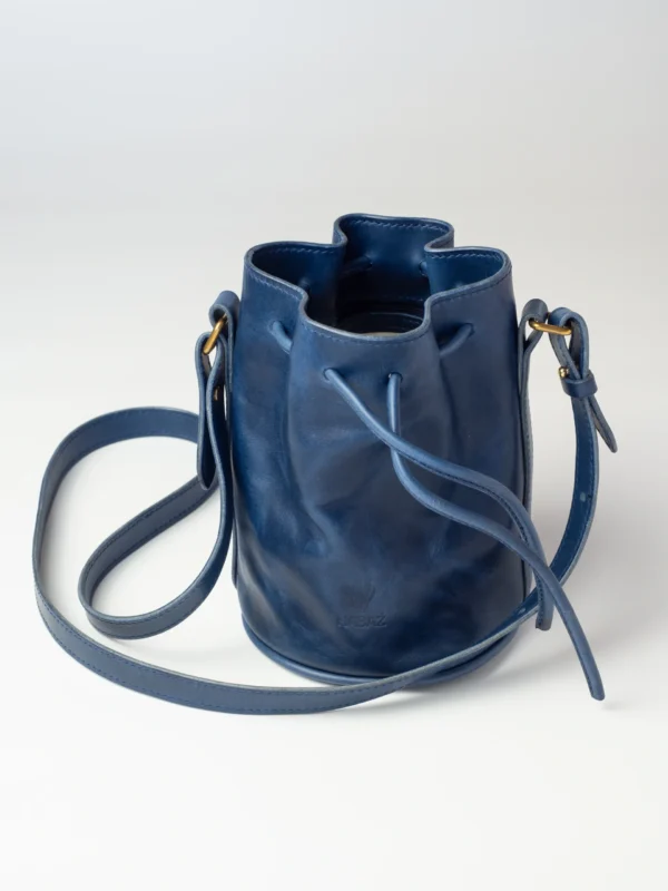 torebka-nr3-habaz-chabrowa-produktowe-całość-otwarta Otwarta chabrowa torebka-worek Habaż z widocznym wykończeniem brzegów.