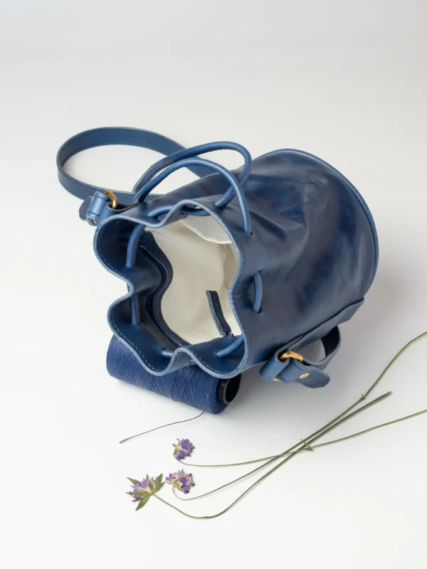 torebka-nr3-habaz-chabrowa-produktowe-otwarta-z-nicią Otwarta chabrowa torebka-worek Habaż z nicią i suszonymi kwiatami.