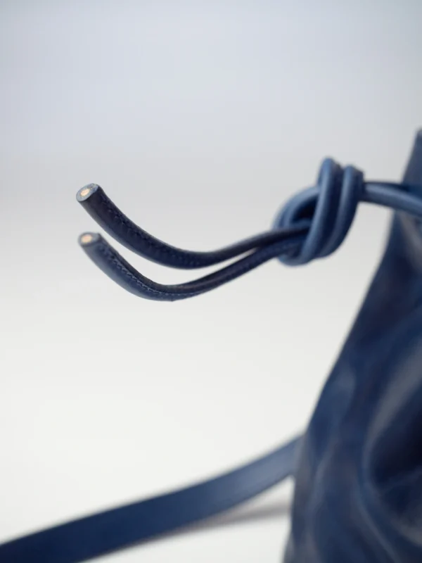 torebka-nr3-habaz-chabrowa-zbliżenie-sznurek Ultra-zbliżenie na skórzany sznurek chabrowej torebki-worka Habaż.