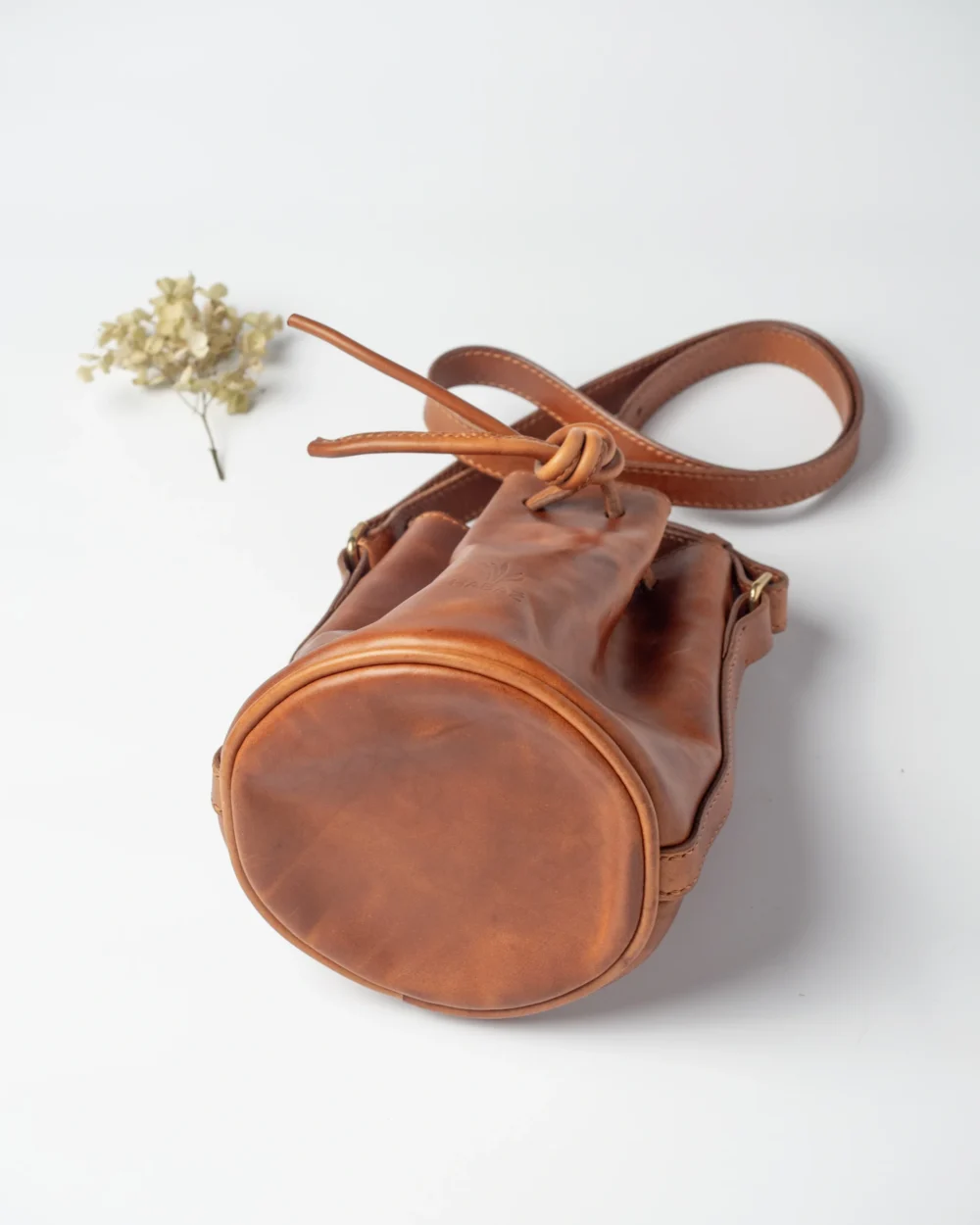 Zbliżenie na spód karmelowej torebki Habaż z mocno ściągniętym sznurkiem.