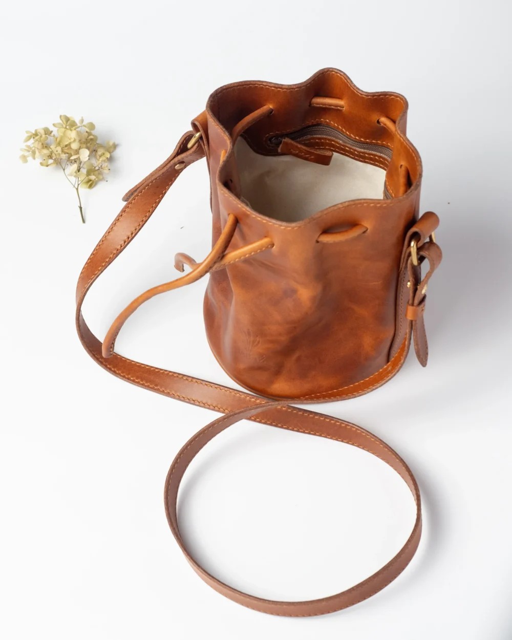 Otwarta karmelowa torebka-worek Habaż z widoczną podszewką i małą kieszonką na zamek.