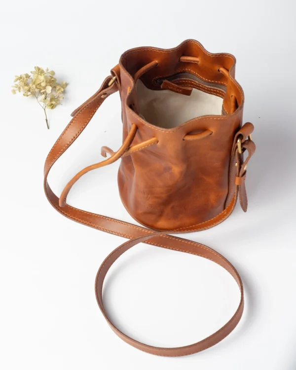 torebka-nr3-habaz-karmelowa-produktowe-otwarta-wnętrze Otwarta karmelowa torebka-worek Habaż z widoczną podszewką i małą kieszonką na zamek.