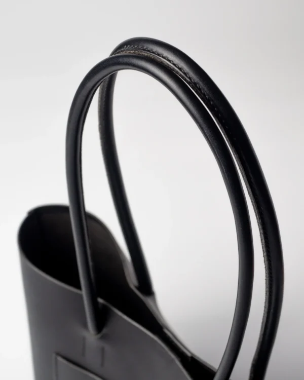 torebka-nr4-habaz-czarny-detal-uchwyty Zbliżenie na podwójne, skórzane rączki torebki Shopper, z widoczną fakturą skóry.