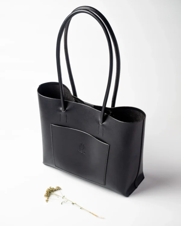 torebka-nr4-habaz-czarny-glowne-przod Czarna skórzana torebka Shopper na białym tle, widok z przodu, widoczna zewnętrzna kieszeń.