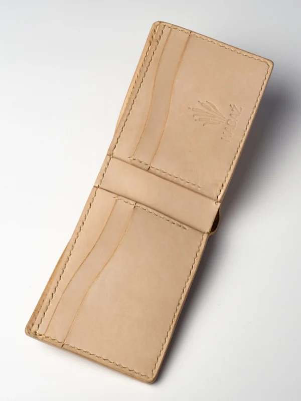 Otwarty, beżowy portfel Habaź (wnętrze) leżący na białym tle, widoczne miejsce na karty, duża przegroda i tłoczone logo Habaź.