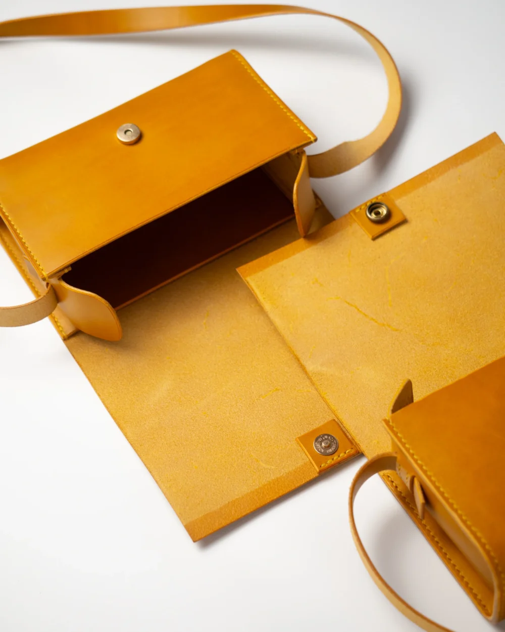 torebka-nr1-habaz-musztardowa-rodzaje-zapięcia Zdjęcie prezentuje dwa rodzaje zapięcia torebki nr 1 na magnes oraz na zatrzask