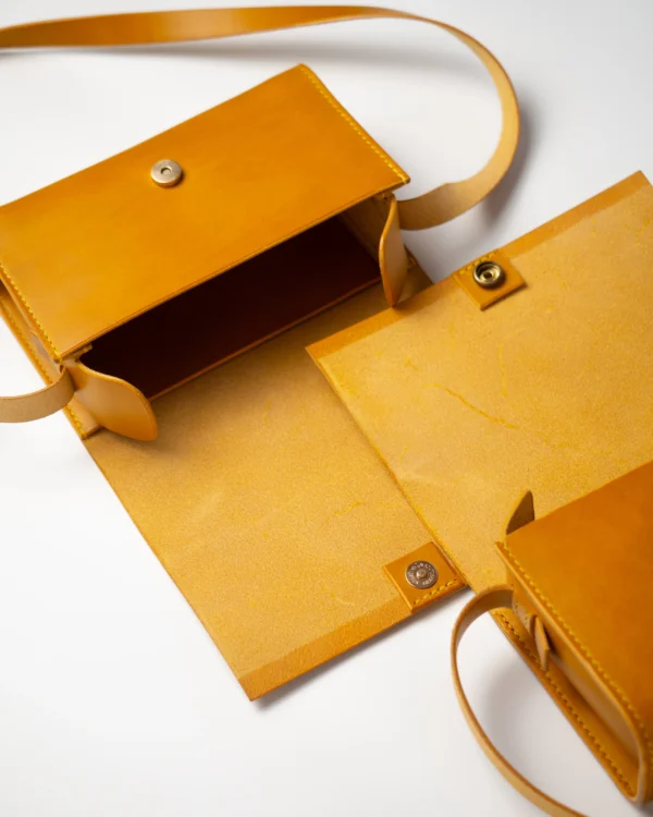 torebka-nr1-habaz-musztardowa-rodzaje-zapięcia Zdjęcie prezentuje dwa rodzaje zapięcia torebki nr 1 na magnes oraz na zatrzask